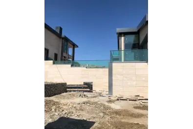 Alüminyum Alttan Bazalı Camlı Korkuluk